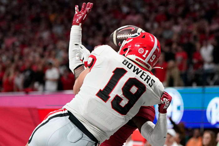 Dec 2, 2023; Atlanta, GA, USA; Georgia Bulldogs tight end Brock Bowers (19) attempts to make a catch against Alabama Crimson Tide defensive back Trey Amos (9) during the second half in the SEC Championship game at Mercedes-Benz Stadium. Mandatory Credit: Dale Zanine-USA TODAY Sports